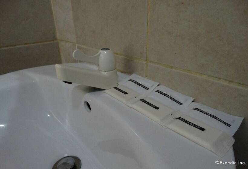 Отель Whites And Greens Beach Resort