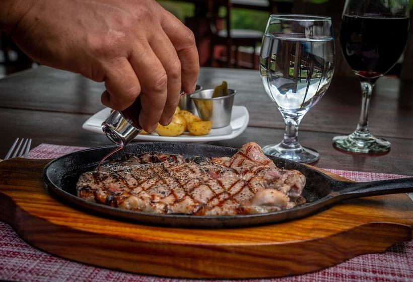 Chateau Arenal Hotel & Restaurante