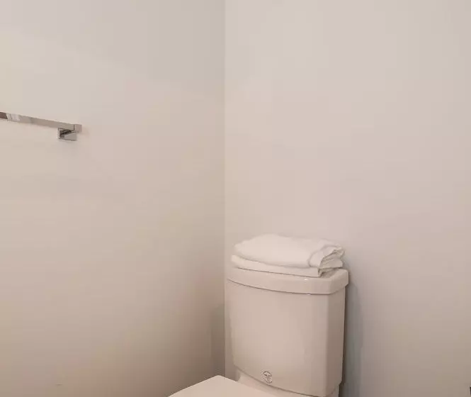 בית מלון כפרי Life Suites - King West Loft