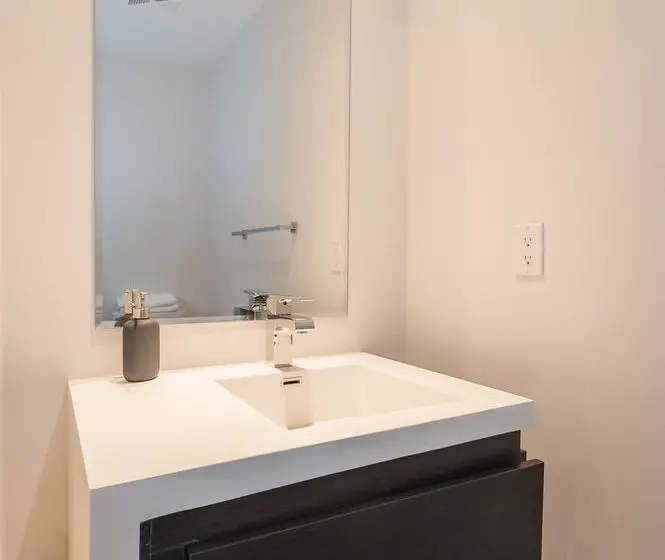 בית מלון כפרי Life Suites - King West Loft