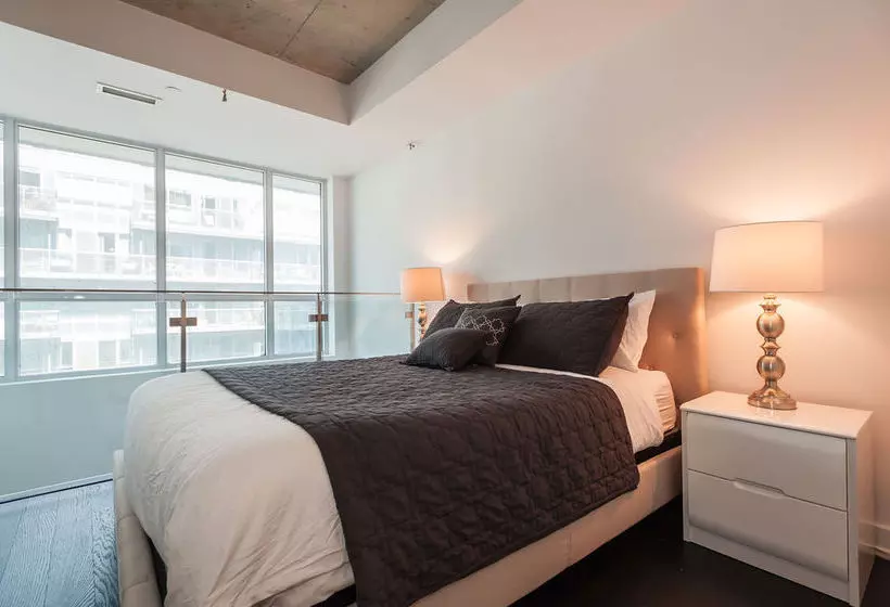 בית מלון כפרי Life Suites - King West Loft