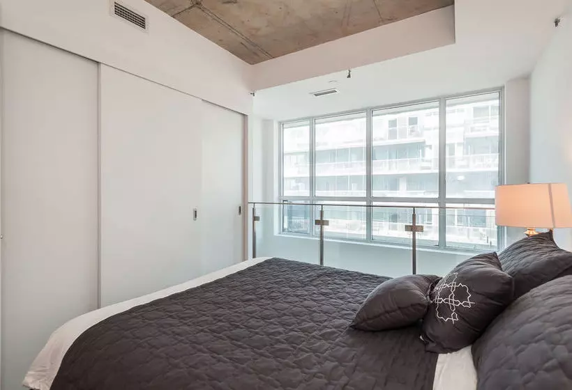 בית מלון כפרי Life Suites - King West Loft