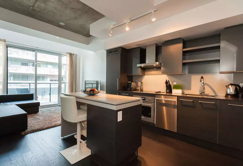 בית מלון כפרי Life Suites - King West Loft