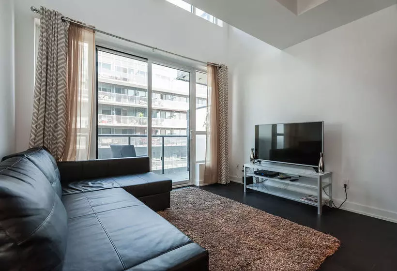 בית מלון כפרי Life Suites - King West Loft