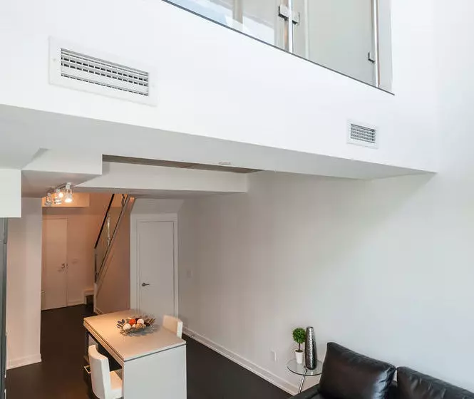 בית מלון כפרי Life Suites - King West Loft
