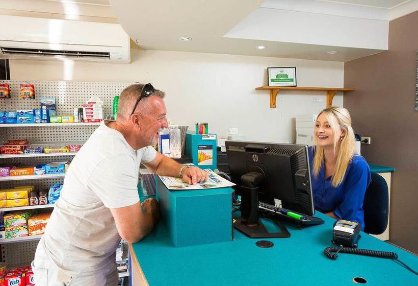 בית מלון כפרי Main Beach Tourist Park