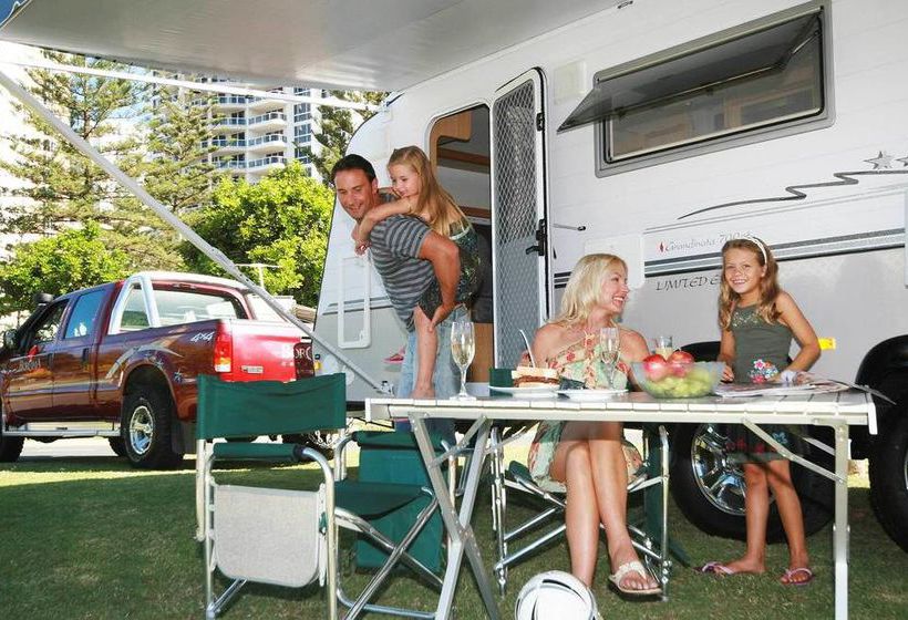 בית מלון כפרי Main Beach Tourist Park