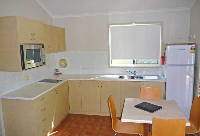 בית מלון כפרי Main Beach Tourist Park