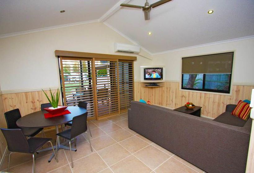 בית מלון כפרי Main Beach Tourist Park