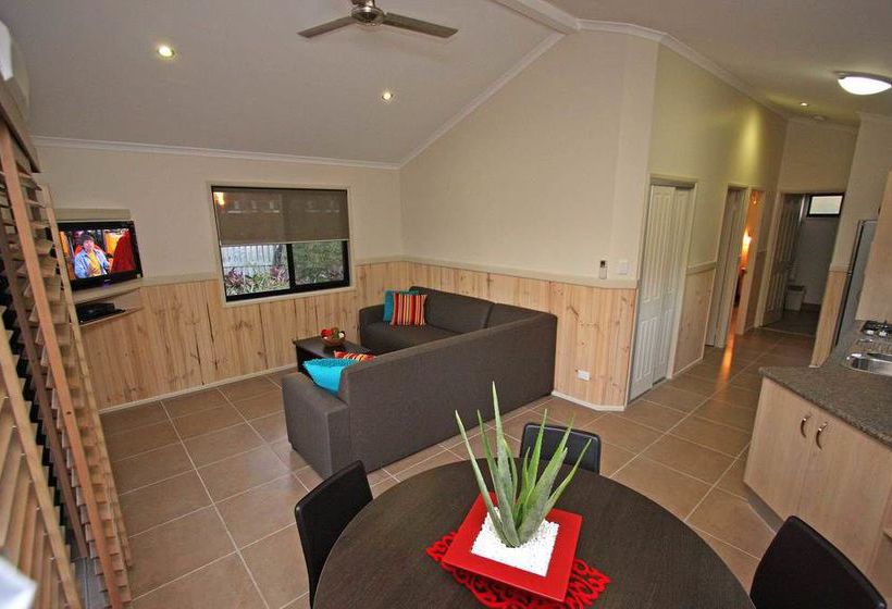 בית מלון כפרי Main Beach Tourist Park