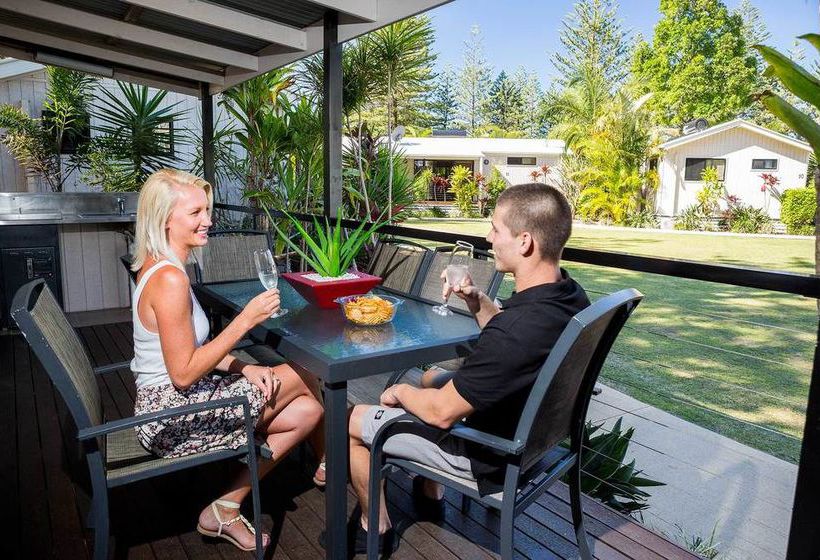 בית מלון כפרי Main Beach Tourist Park