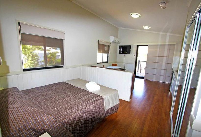 בית מלון כפרי Main Beach Tourist Park