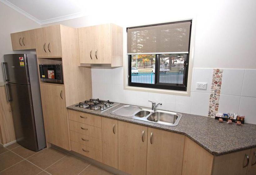 בית מלון כפרי Main Beach Tourist Park