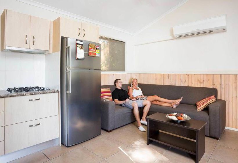 בית מלון כפרי Main Beach Tourist Park