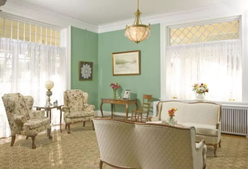 The Carriage House Inn Bed & Breakfast