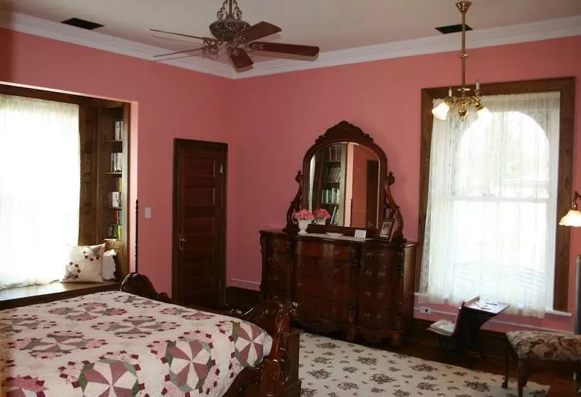 The Carriage House Inn Bed & Breakfast