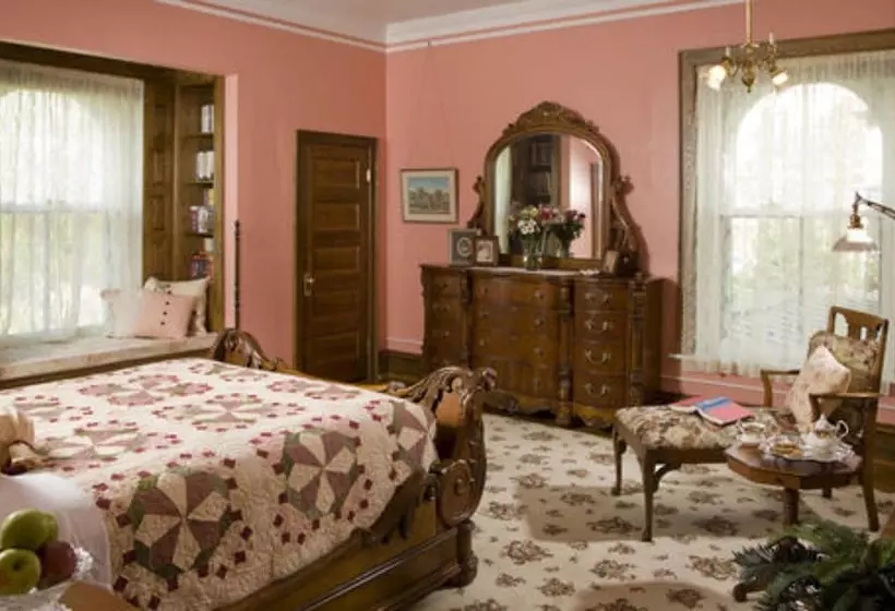 The Carriage House Inn Bed & Breakfast