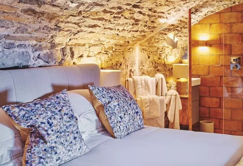 Alium Cottage Gileston Manor