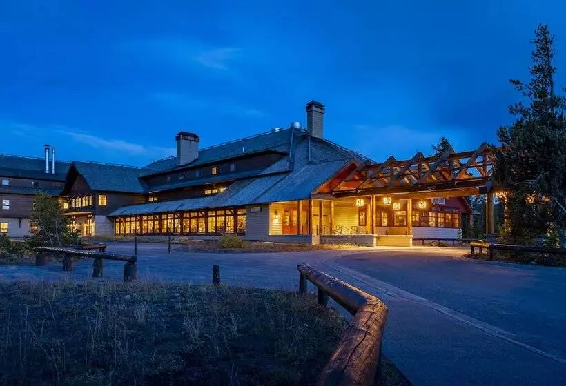 Lomakeskus Old Faithful Snow Lodge & Cabins   Inside The Park