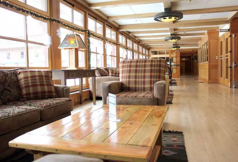 Lomakeskus Old Faithful Snow Lodge & Cabins   Inside The Park