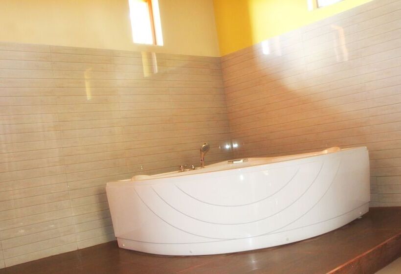 בית מלון כפרי Airport Villa