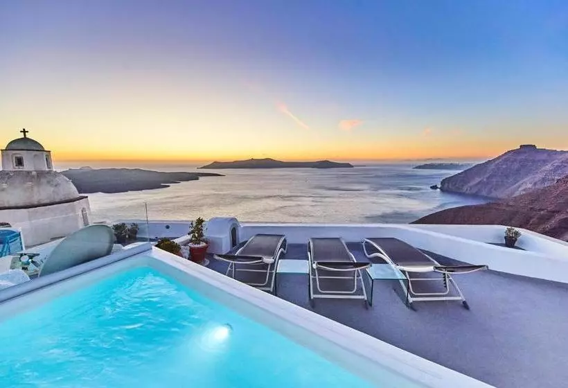 هتل Trieris Villa & Suites