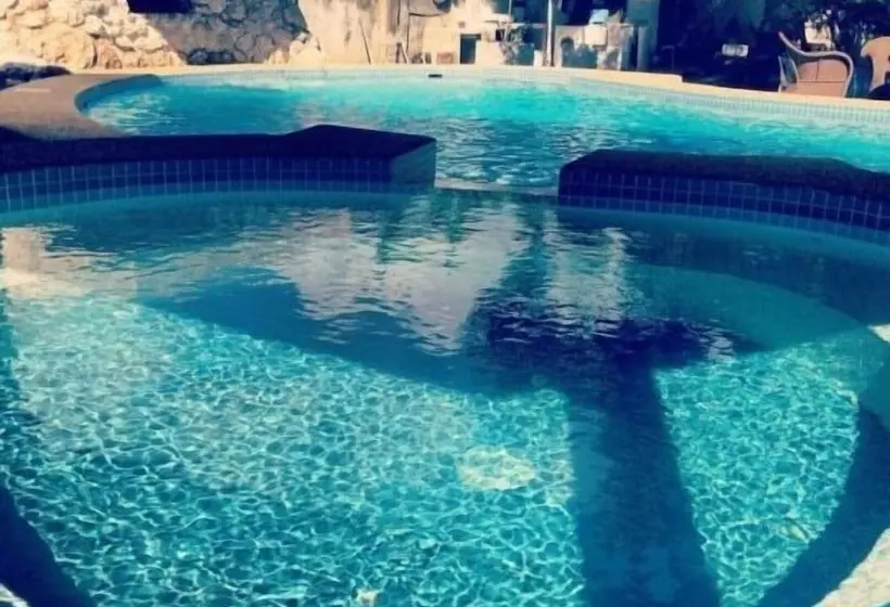 פנסיון Lapu Lapu Cottages & Restaurant