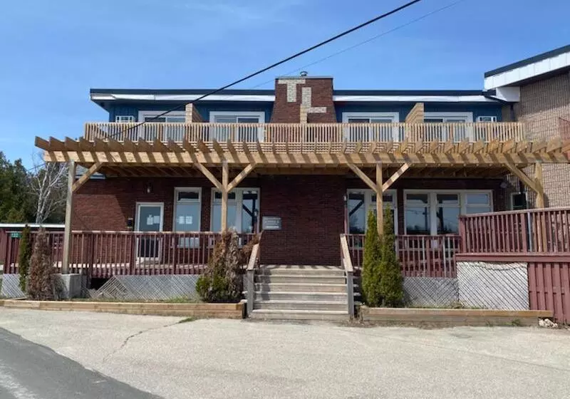 Tobermory Inn & Suites