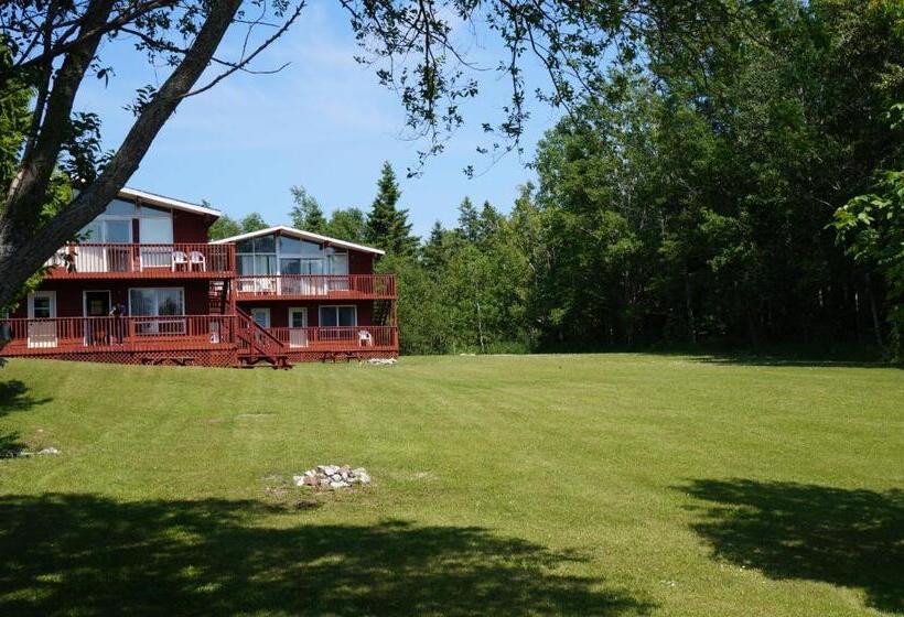 Tobermory Inn & Suites