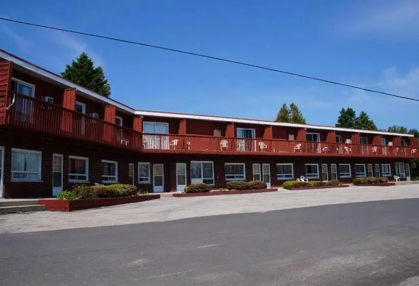 Tobermory Inn & Suites