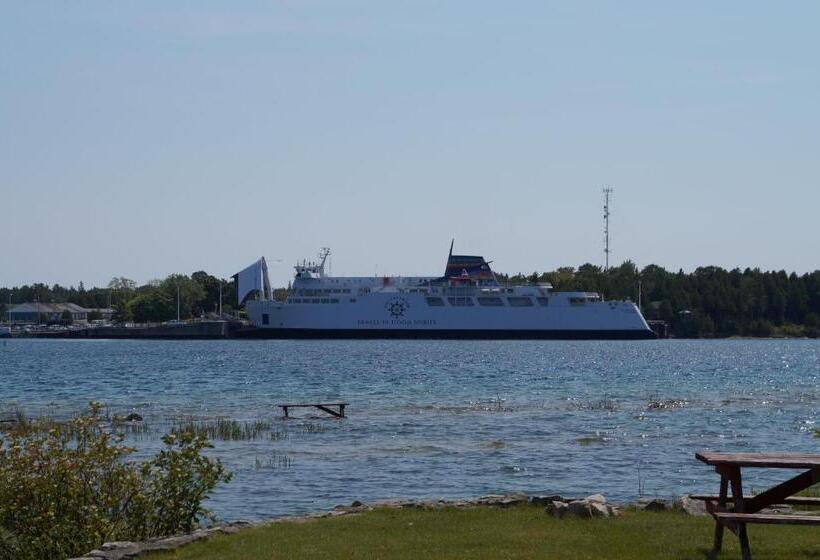 Tobermory Inn & Suites