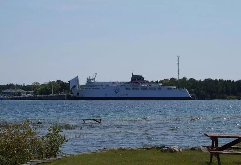 Tobermory Inn & Suites