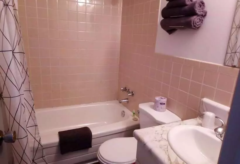 Tobermory Inn & Suites