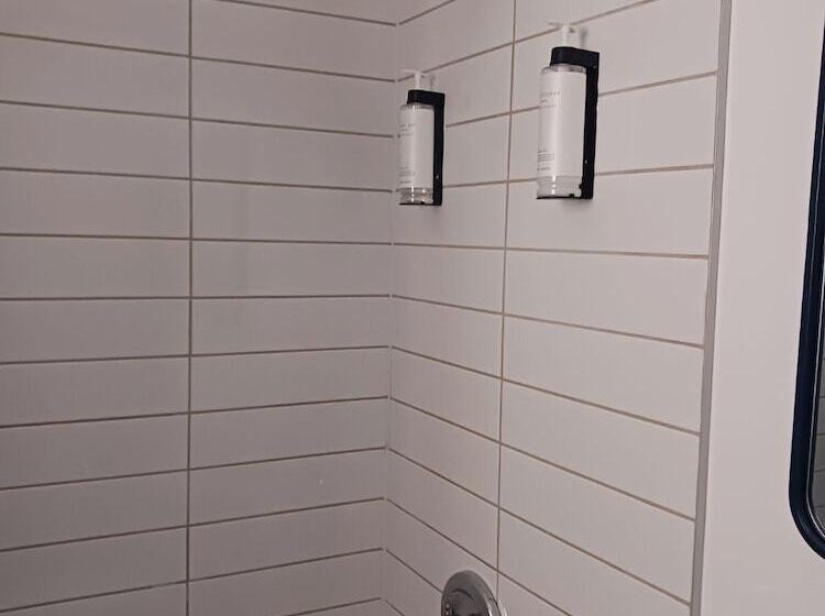 Tobermory Inn & Suites