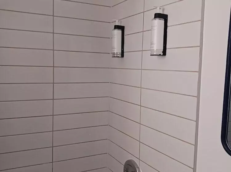 Tobermory Inn & Suites