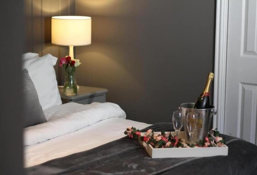 مبيت وإفطار The Old Talbot Hotel Milton Keynes