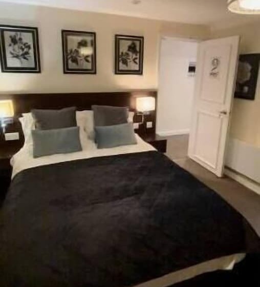 مبيت وإفطار The Old Talbot Hotel Milton Keynes