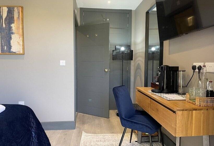 مبيت وإفطار The Old Talbot Hotel Milton Keynes