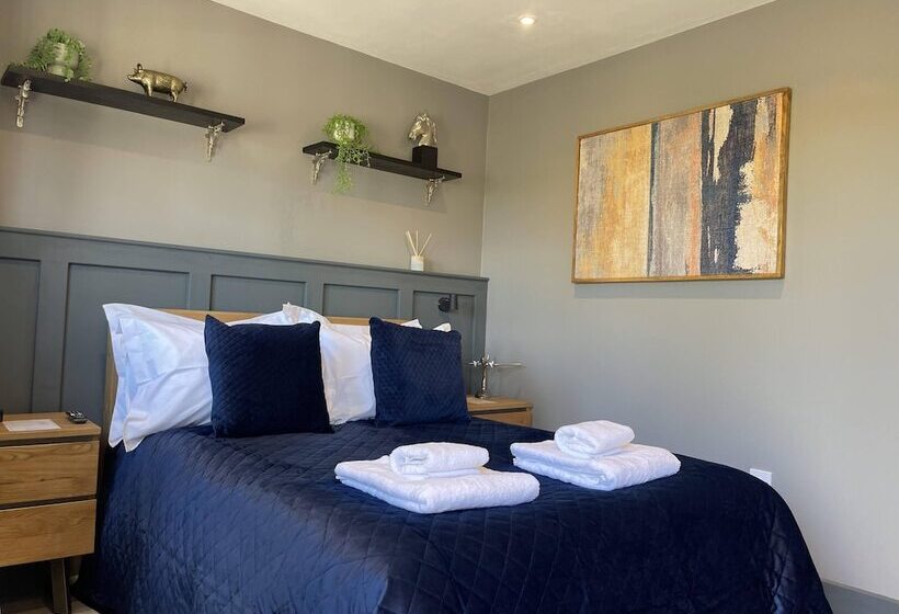 مبيت وإفطار The Old Talbot Hotel Milton Keynes