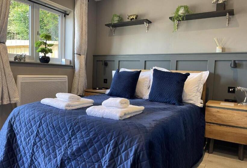 مبيت وإفطار The Old Talbot Hotel Milton Keynes