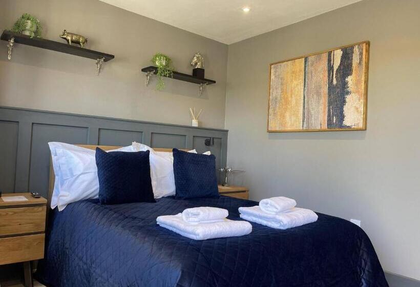 مبيت وإفطار The Old Talbot Hotel Milton Keynes