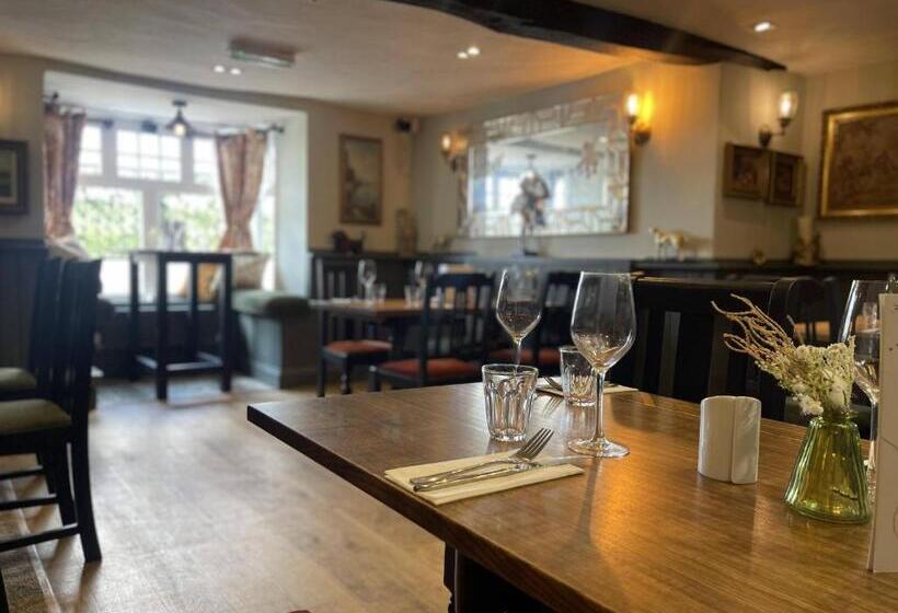 مبيت وإفطار The Old Talbot Hotel Milton Keynes