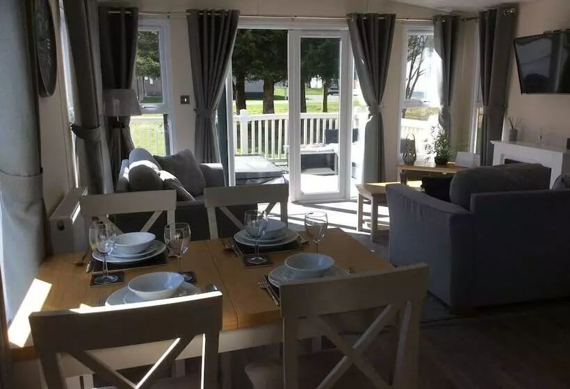 ホテル 2 Bed Luxury Lodge With Hot Tub Allerthorpe York