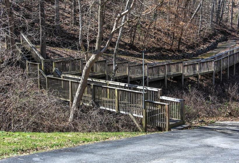 Newly Renovated Cabin W/ Hot Tub, Lake & Bbq!