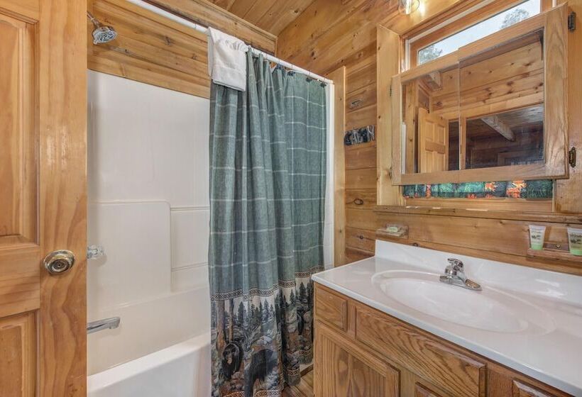 Newly Renovated Cabin W/ Hot Tub, Lake & Bbq!