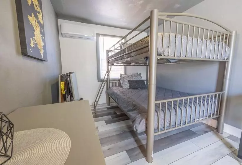 ペンション The Nest Apt A