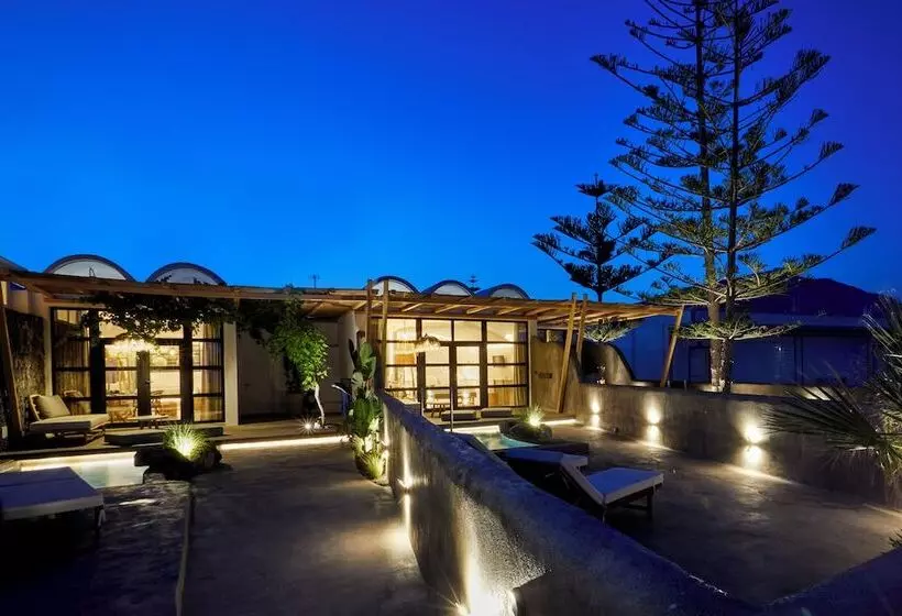 Hotelli Oscar Beachfront Suites   Adults Only