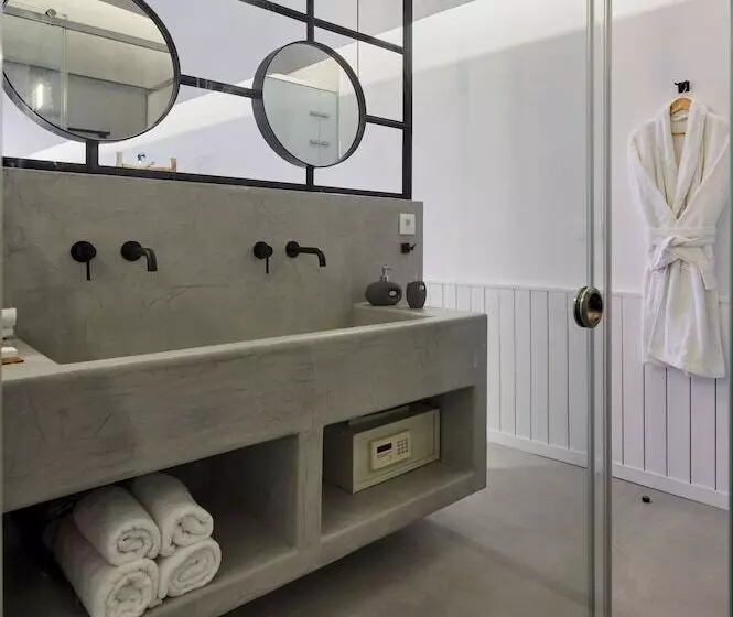 Hotelli Oscar Beachfront Suites   Adults Only