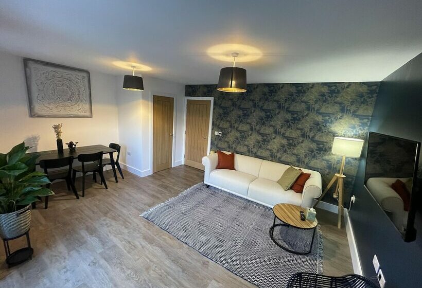 Резиденция 3 Double Bed Luxurious House Near Heathrow Airport