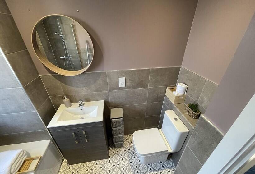 Резиденция 3 Double Bed Luxurious House Near Heathrow Airport